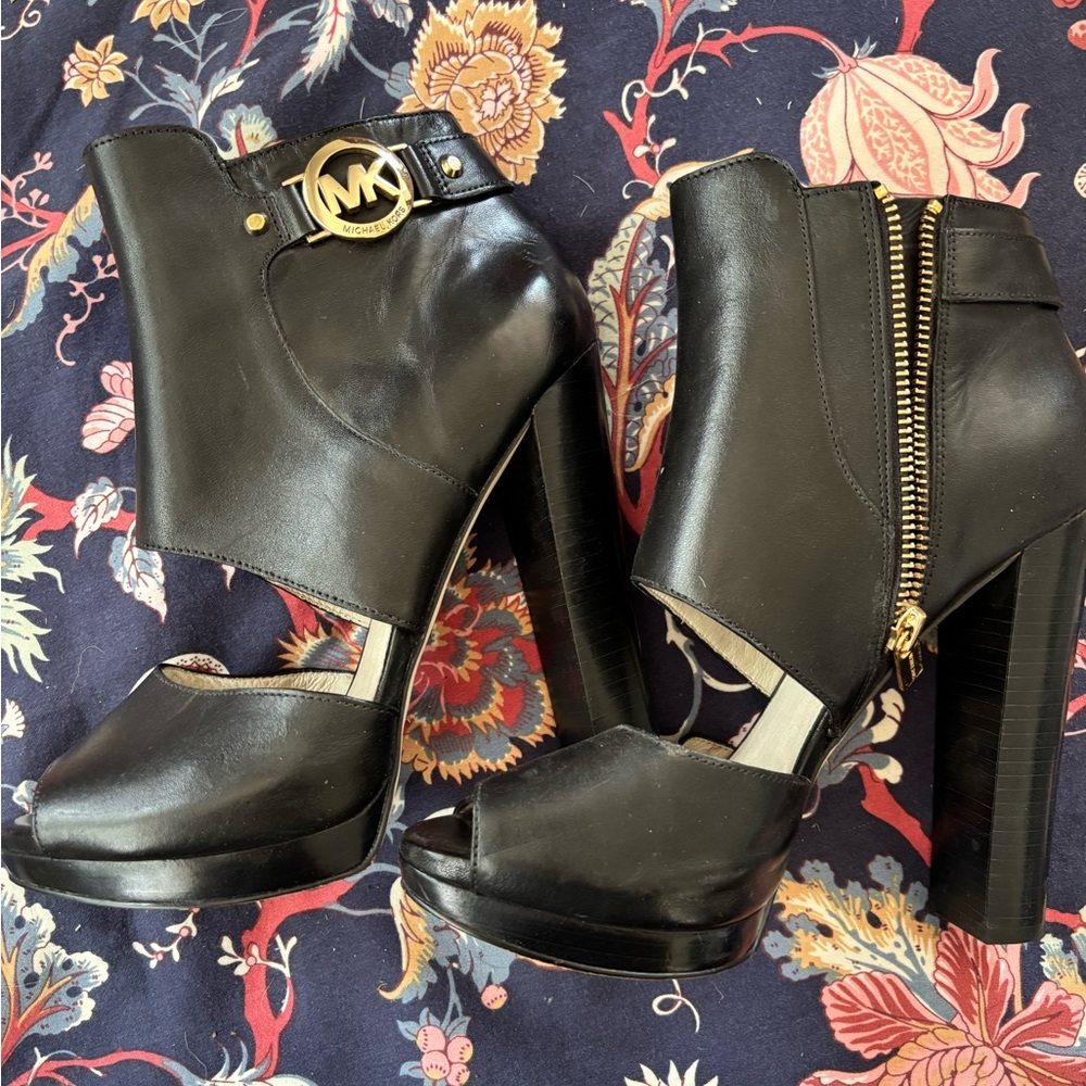 :
Michael Kors Tan Leather Peep Toe Platform Heels Size 8